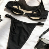 Črno prazno zanko bikini set z naramnicami