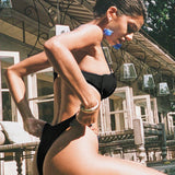 Seksualni enobarvni bikini set s kovinskimi detajli v obliki trikotnika